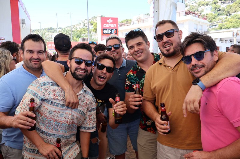 GALERIA DE FOTOS de l'estrene del BARET de les festes de DUANES: gran ambient, “botellins” a caixes i, a més… bous a la mar GALERIA DE FOTOS de l'estrene del BARET de les festes de DUANES: gran ambient, “botellins” a caixes i, a més… bous a la mar